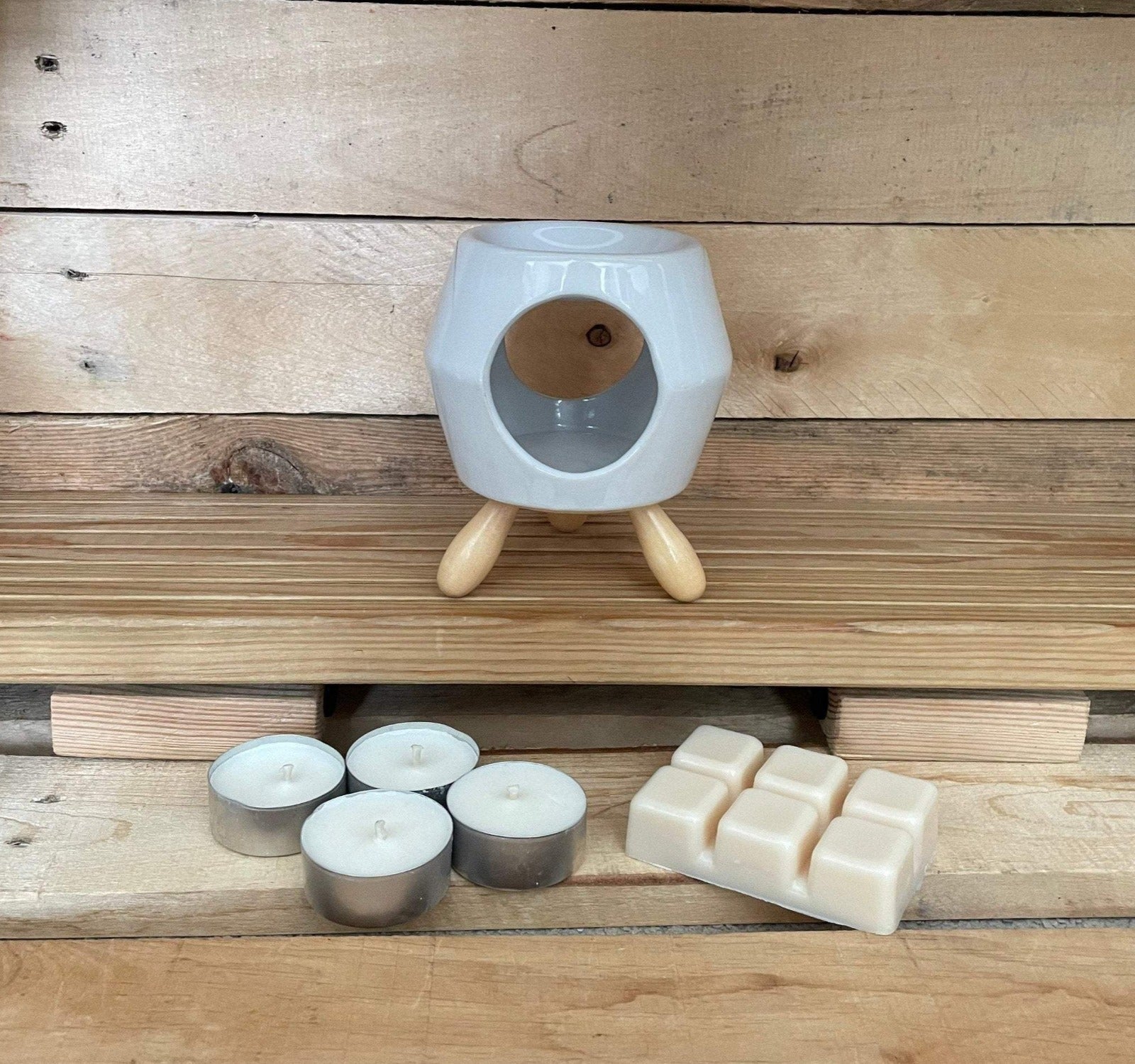 Abstract Wax Burner with Feet Set with Homemade Tea Lights - white